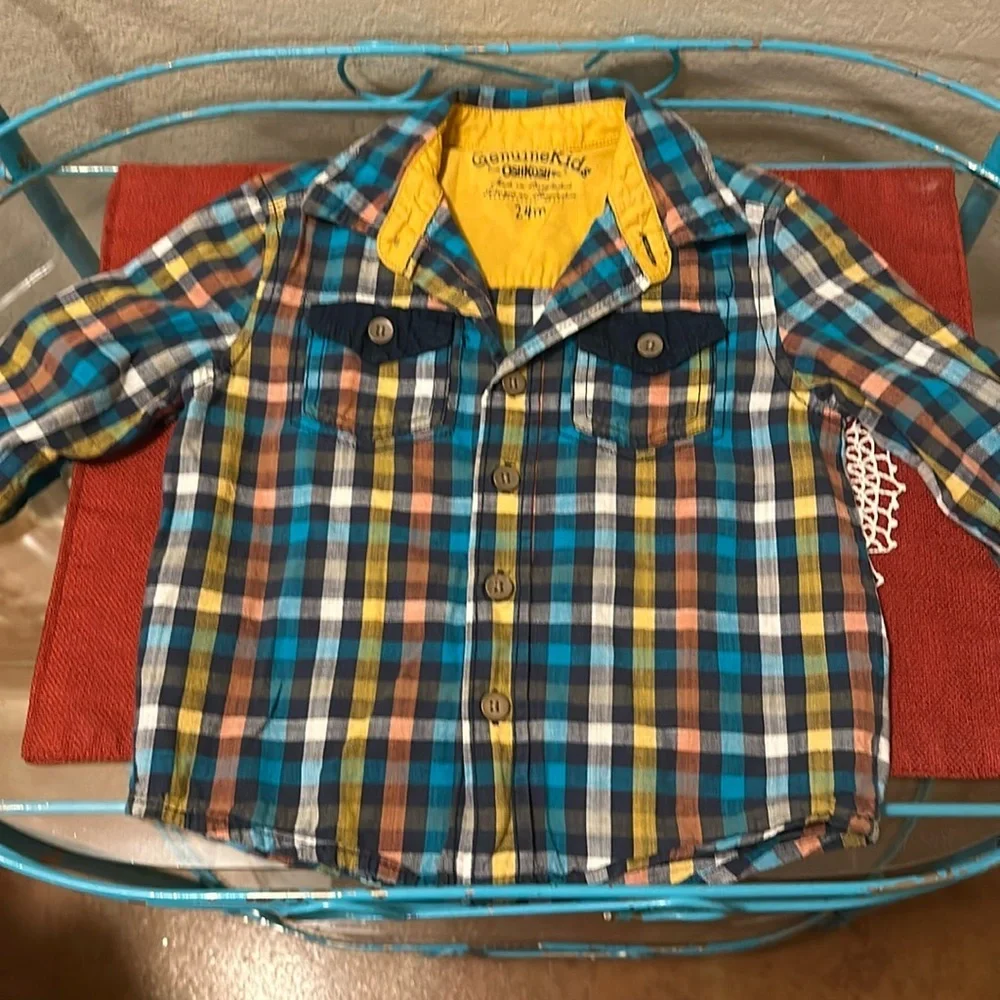 Oshkosh boys long sleeve button up plaid shirt with pockets. EUC Size 24m